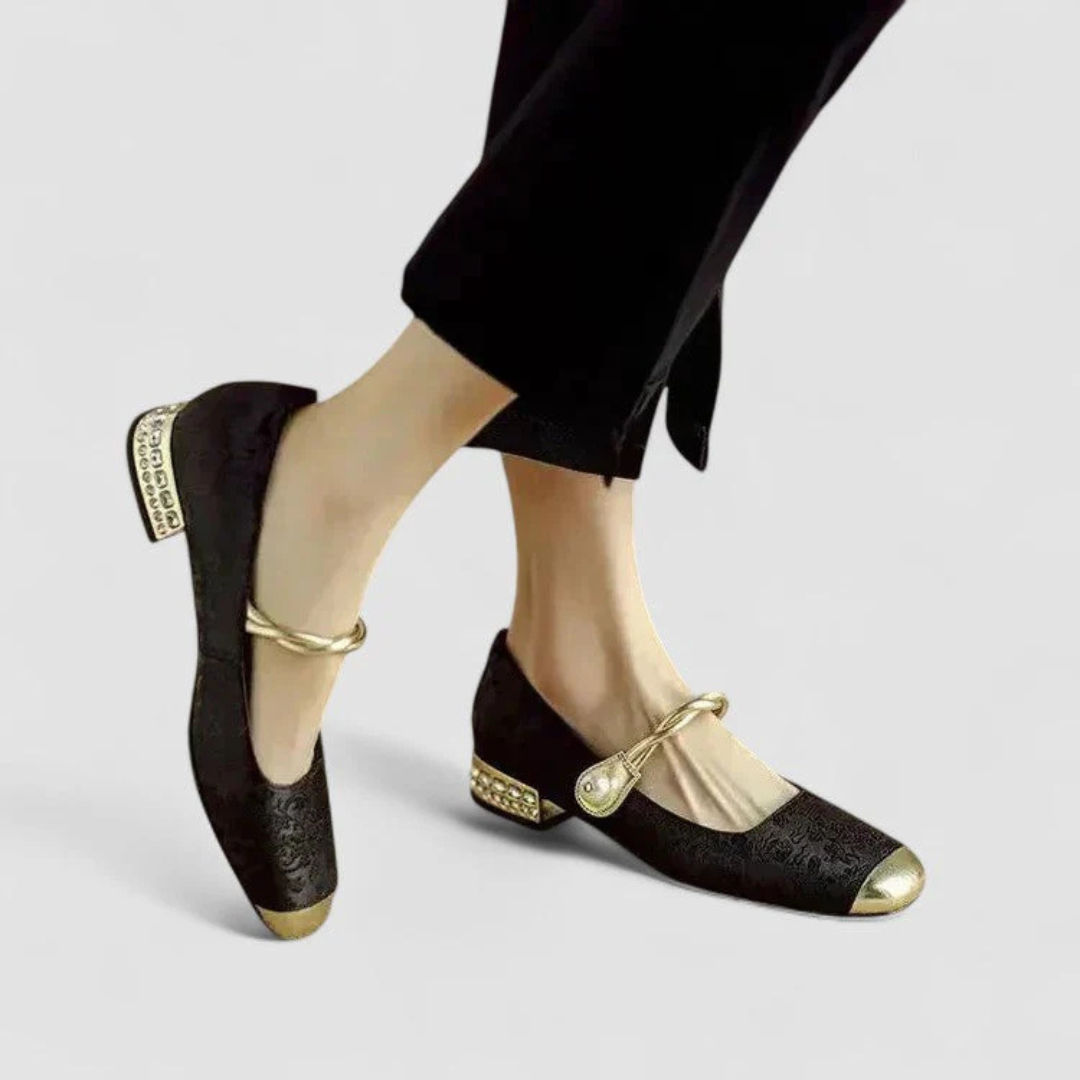 Evelina | Eleganta Skor med Detaljer och Låg Klack
