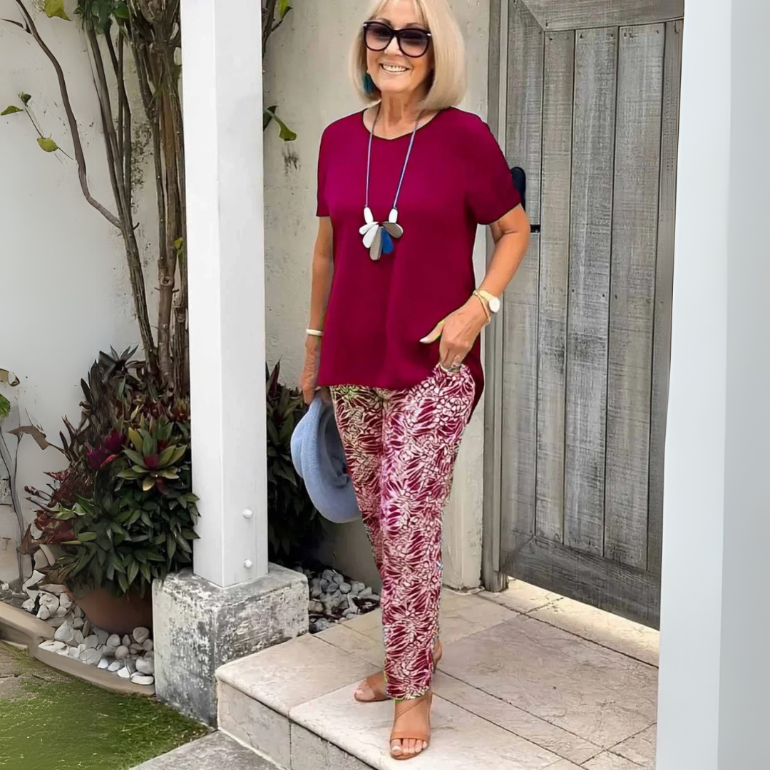 Elegant set med kortärmad topp och mönstrade byxor – snygg vardagslook