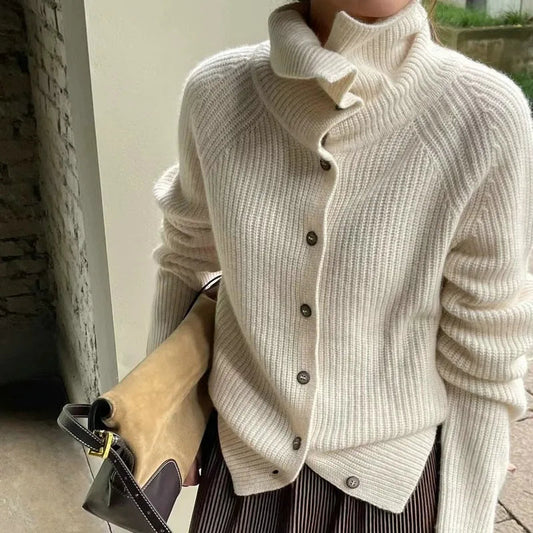 Elegant stickad pullover med rullkrage och knappdetaljer