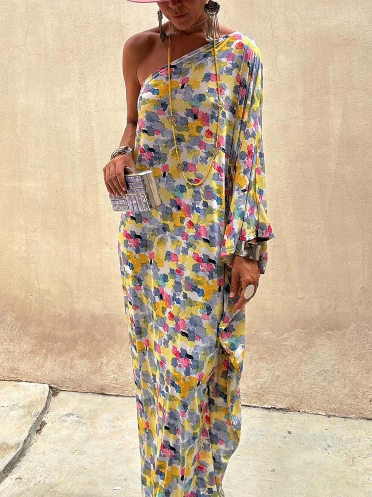Uden Anstrengelse: Maxi-Kjole med Off-Shoulder og Kunstnerisk Print