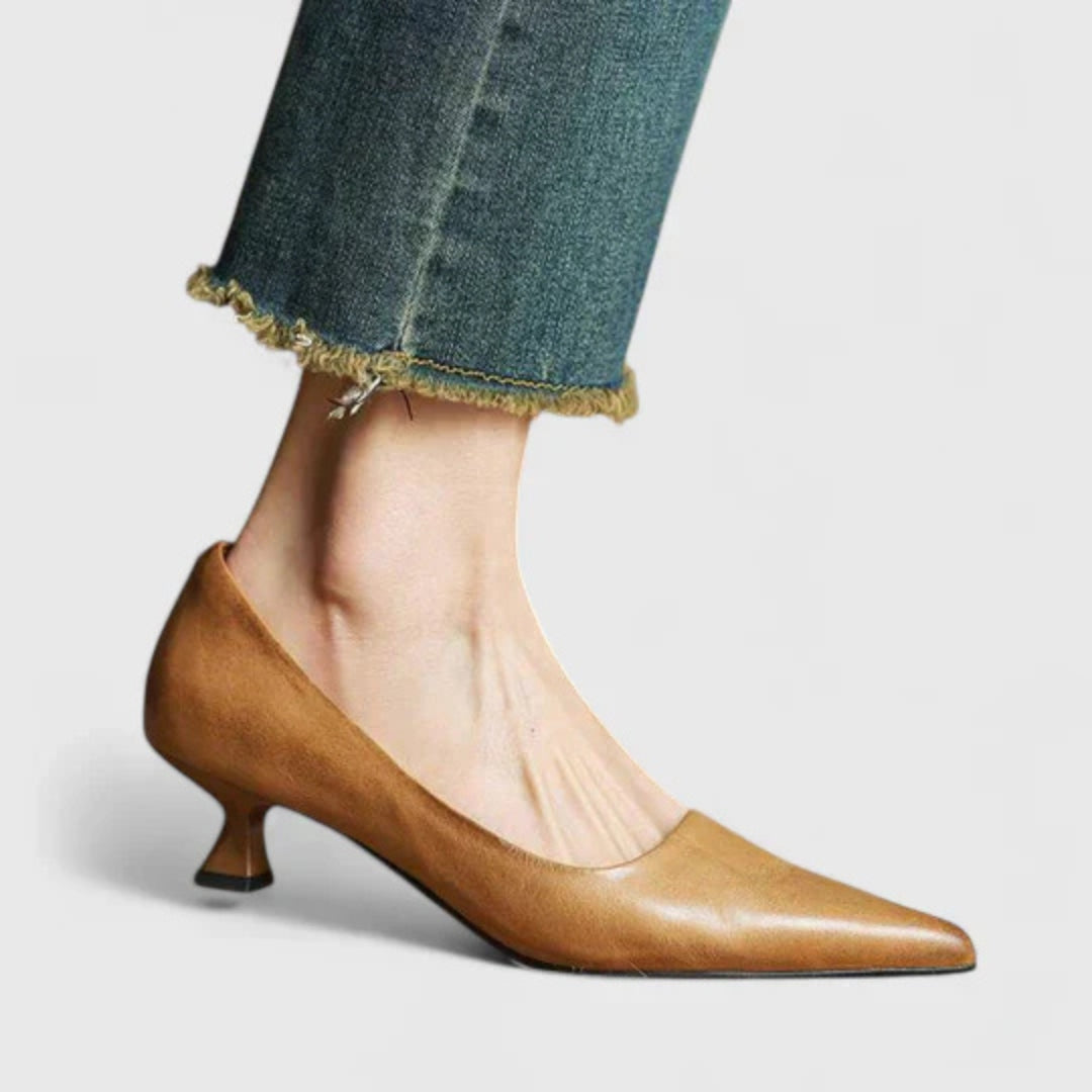 Sofia | Eleganta spetsiga pumps med låg klack