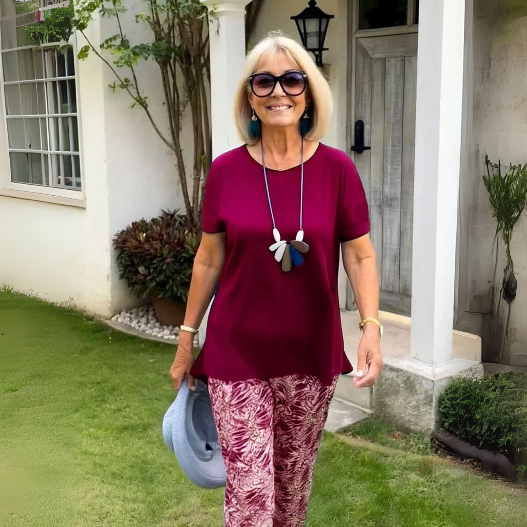 Elegant set med kortärmad topp och mönstrade byxor – snygg vardagslook