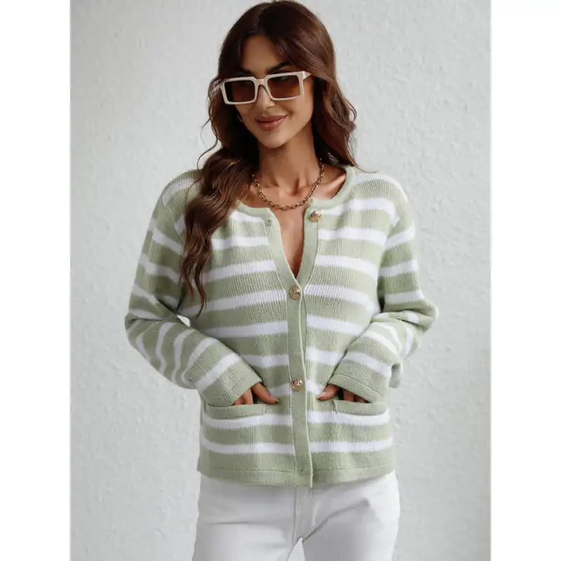 Elegant strikket sweater med knapper og sidelommer