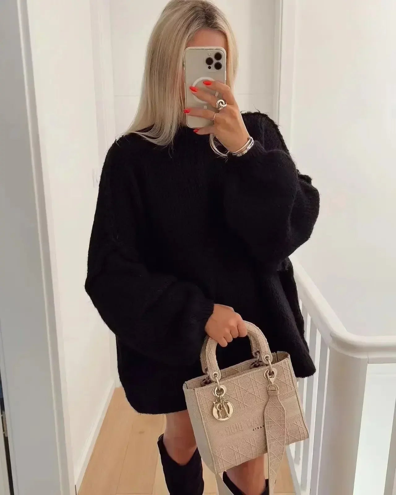 Sofistikerad Stickning med Polokrage och Eleganta Puffärmar