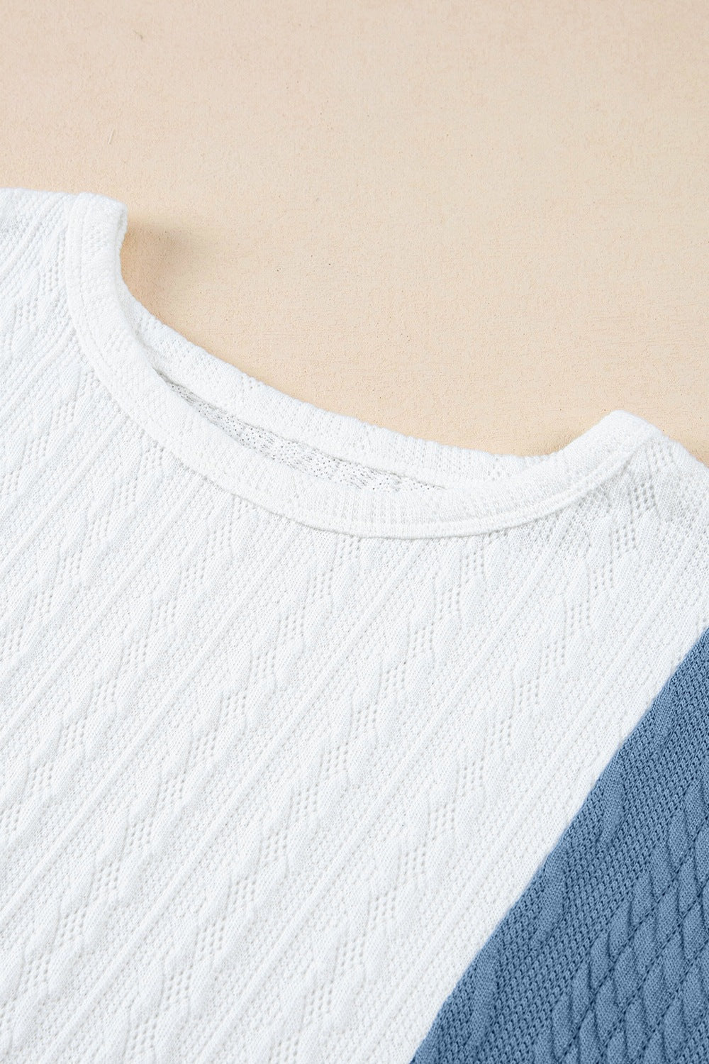 Farverigt T-Shirt med Moderne Snit og Casual Stil