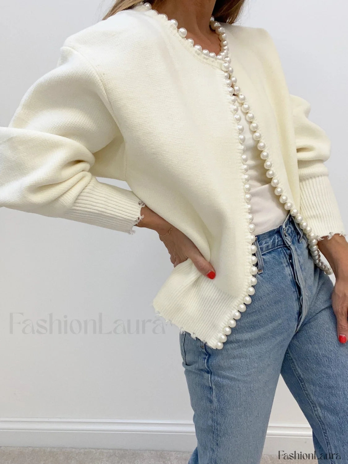 Elegant Strikcardigan med Perler og Fransk Kant