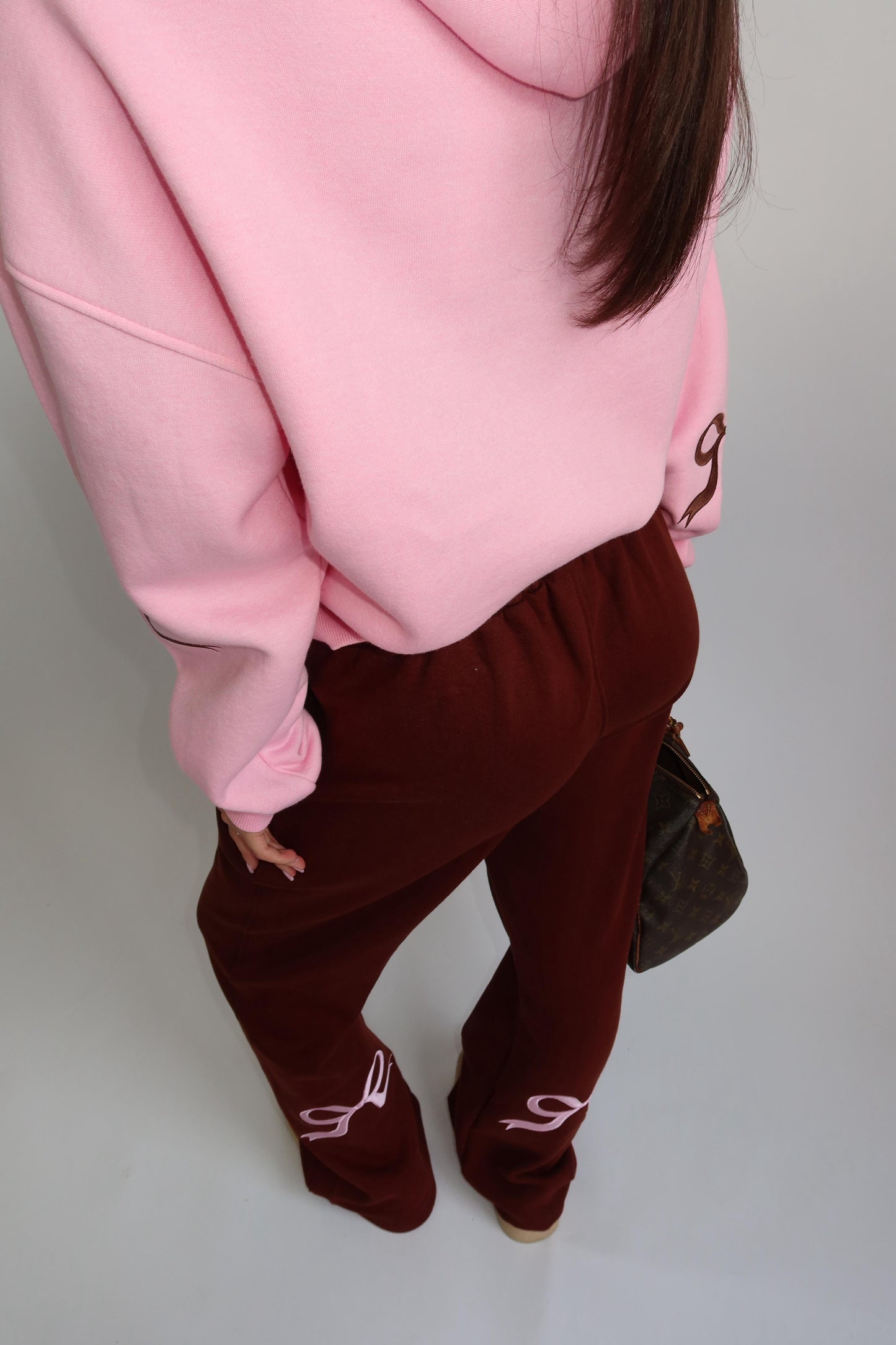 Trendy cropped hoodie med unikke broderinger