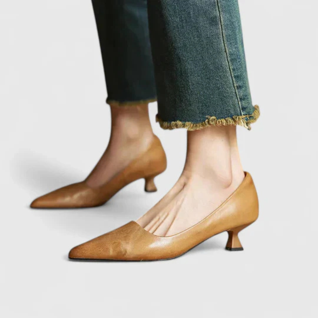 Sofia | Eleganta spetsiga pumps med låg klack