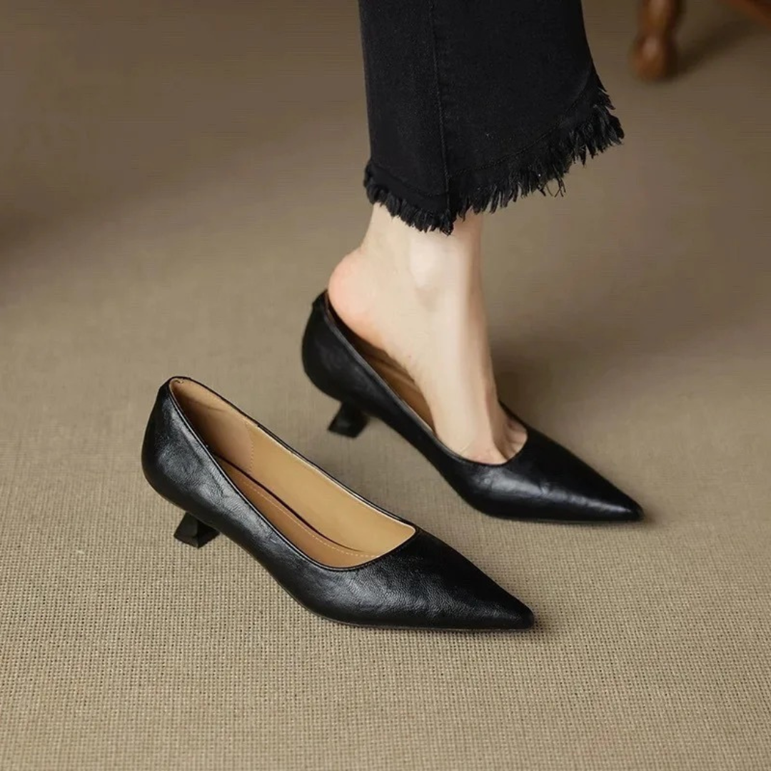 Elara | Eleganta Spetsiga Pumps med Lågt Klack