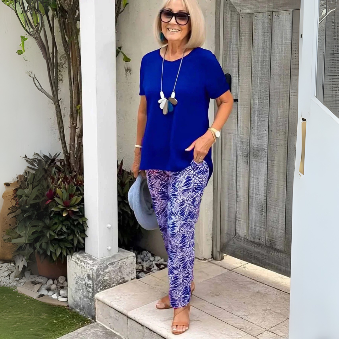 Elegant set med kortärmad topp och mönstrade byxor – snygg vardagslook