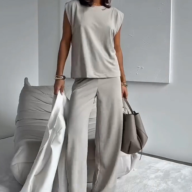 Elegant tvådelat set med t-shirt och vida byxor