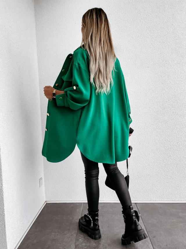 Elegant lang skjortejakke med knapper og blød krave