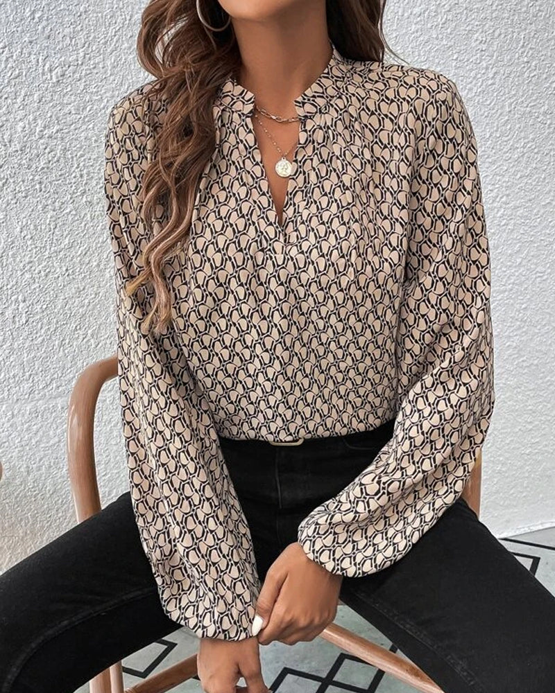 Feminin V-Hals Bluse med Smagfuld Print og Løs Pasform