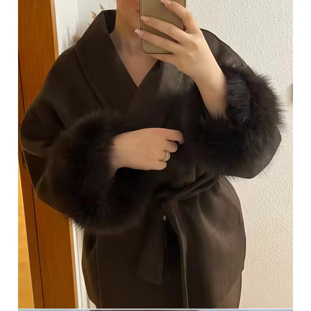 Elegant Damefrakke med Bælte og Bløde Kunstpelsærmer