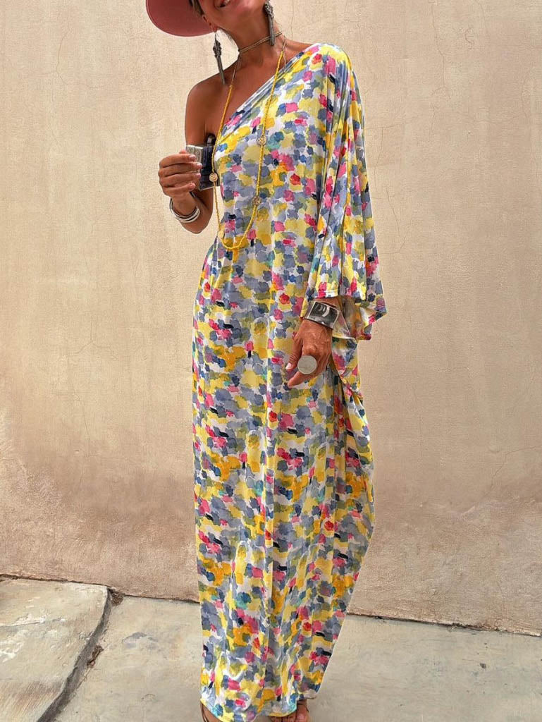 Uden Anstrengelse: Maxi-Kjole med Off-Shoulder og Kunstnerisk Print