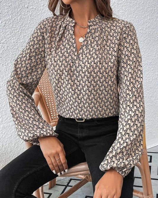 Feminin V-Hals Bluse med Smagfuld Print og Løs Pasform