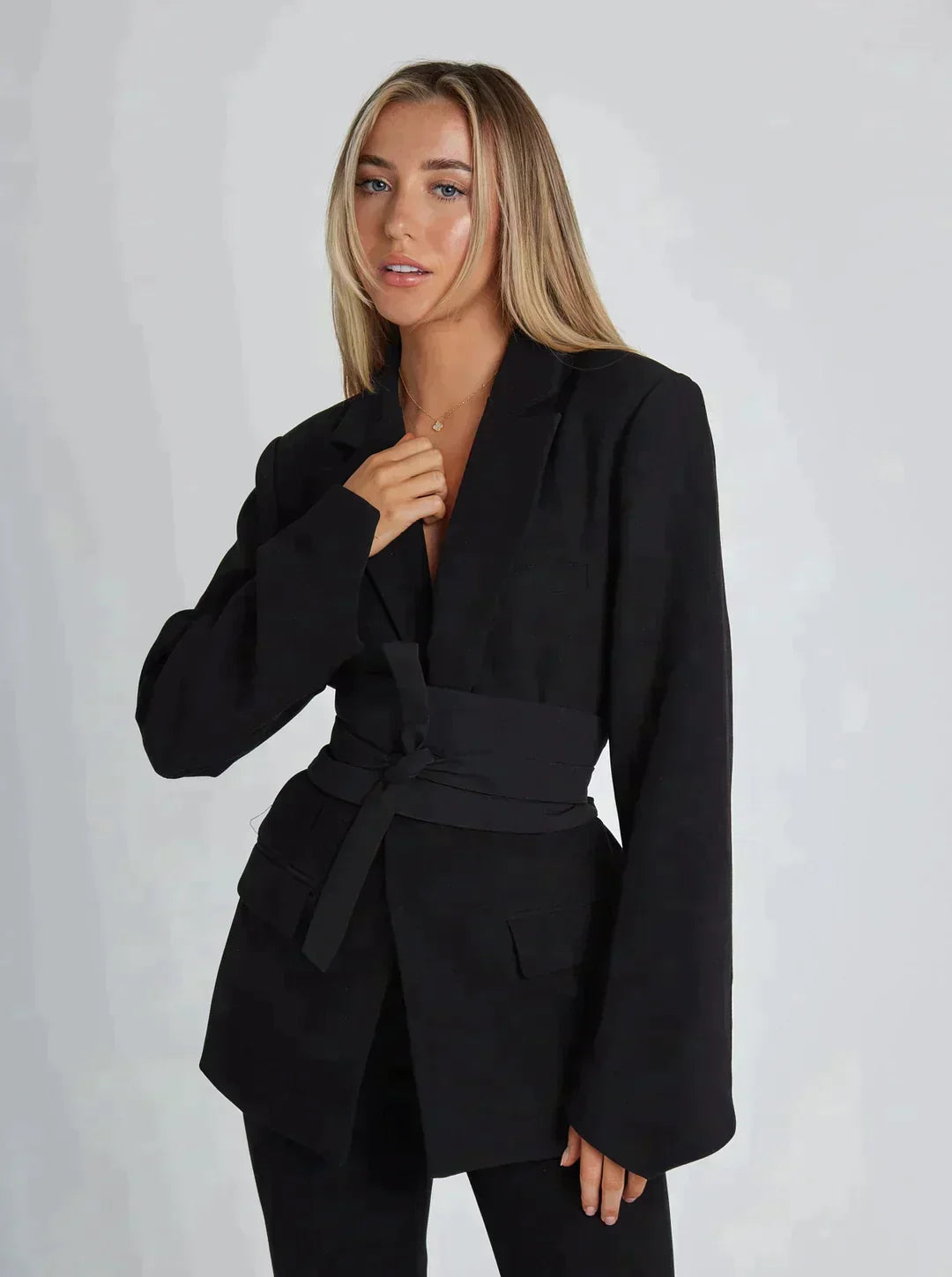 Elara Blazer med bältesdetaljer