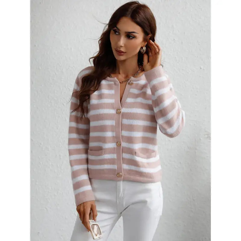 Elegant strikket sweater med knapper og sidelommer