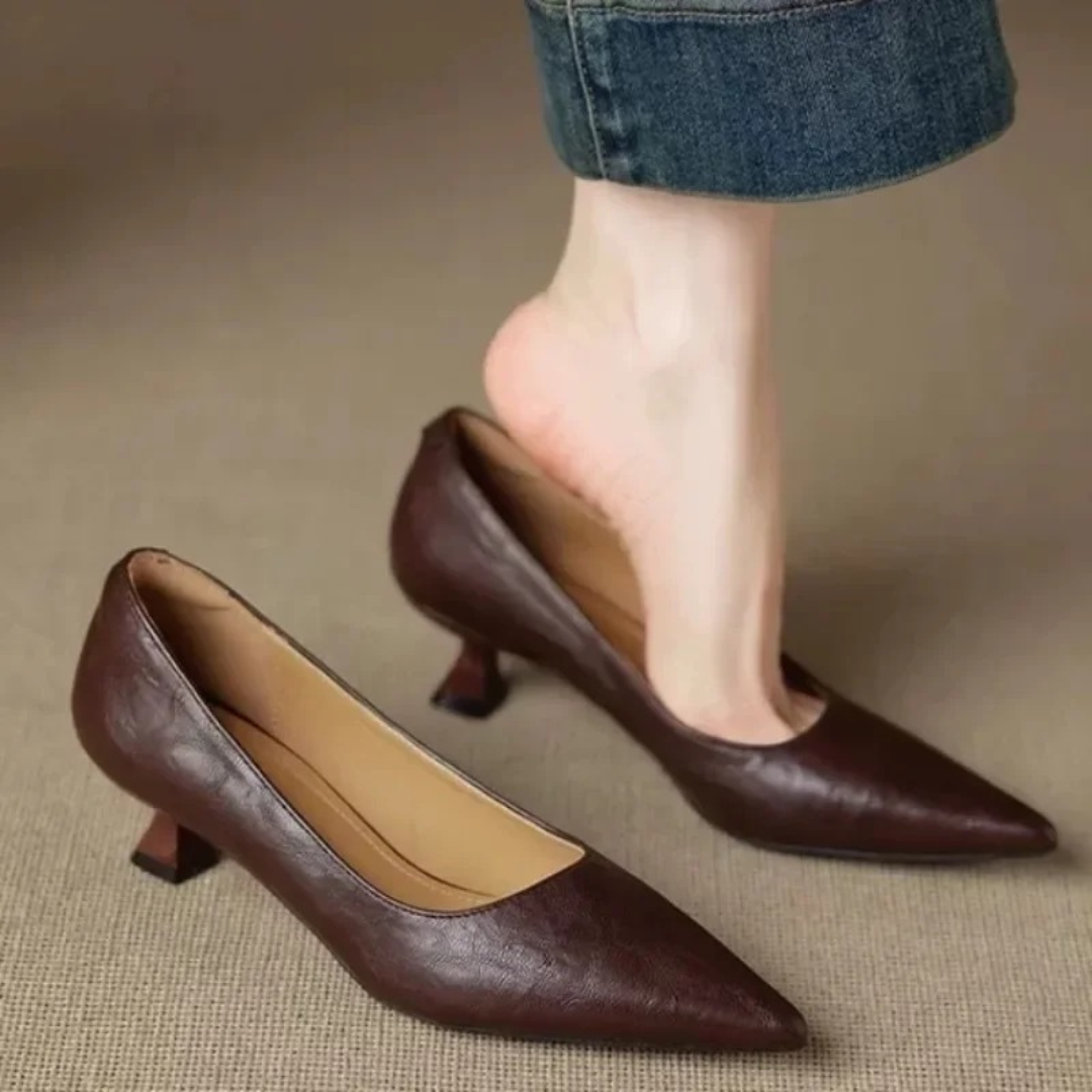 Elara | Eleganta Spetsiga Pumps med Lågt Klack