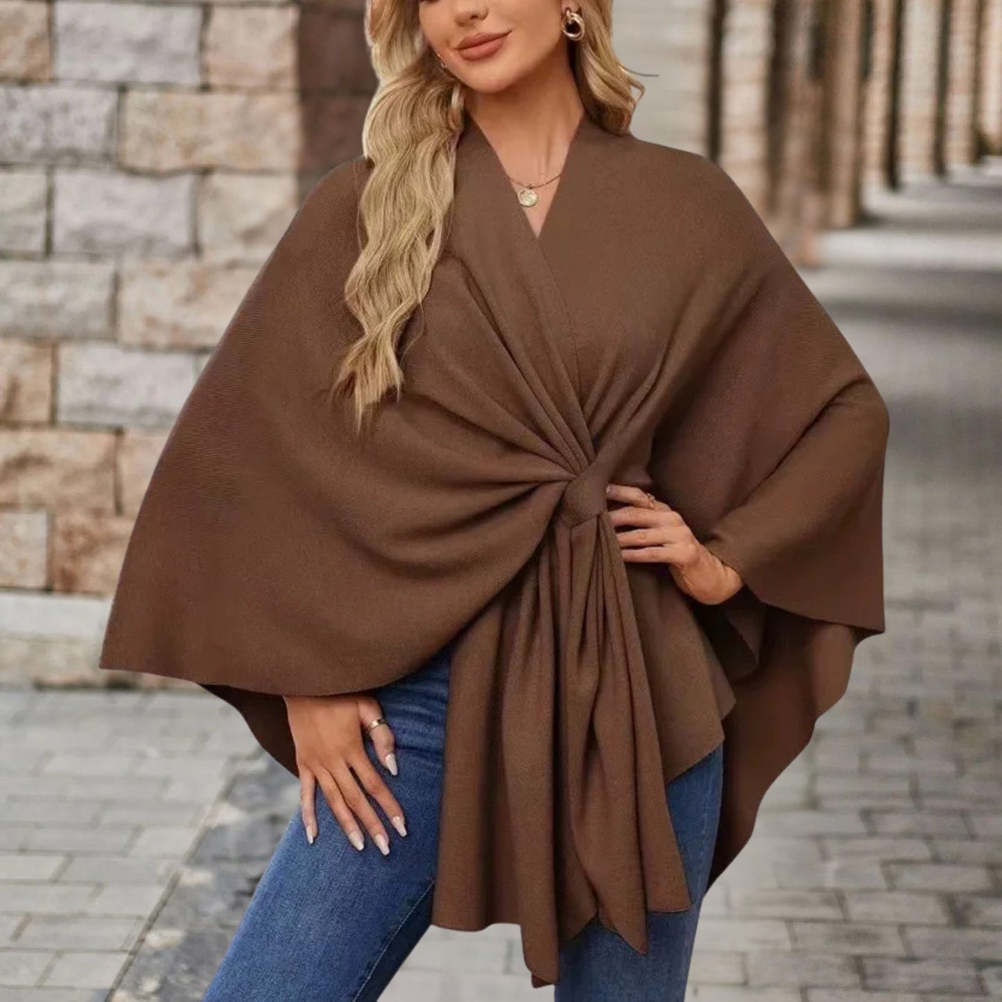 Elegant Damebluse med Cape-stil og Frontknytning