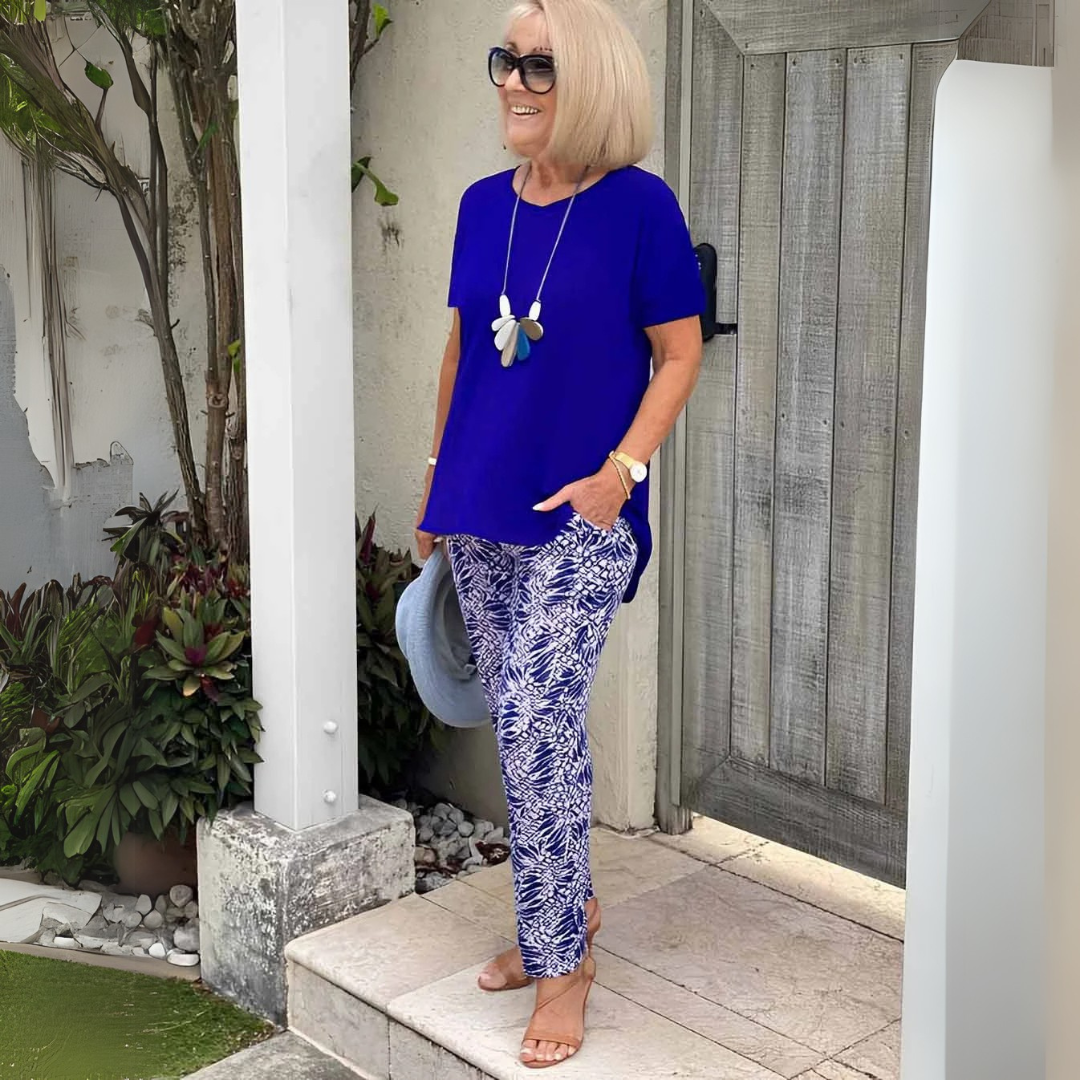 Elegant set med kortärmad topp och mönstrade byxor – snygg vardagslook