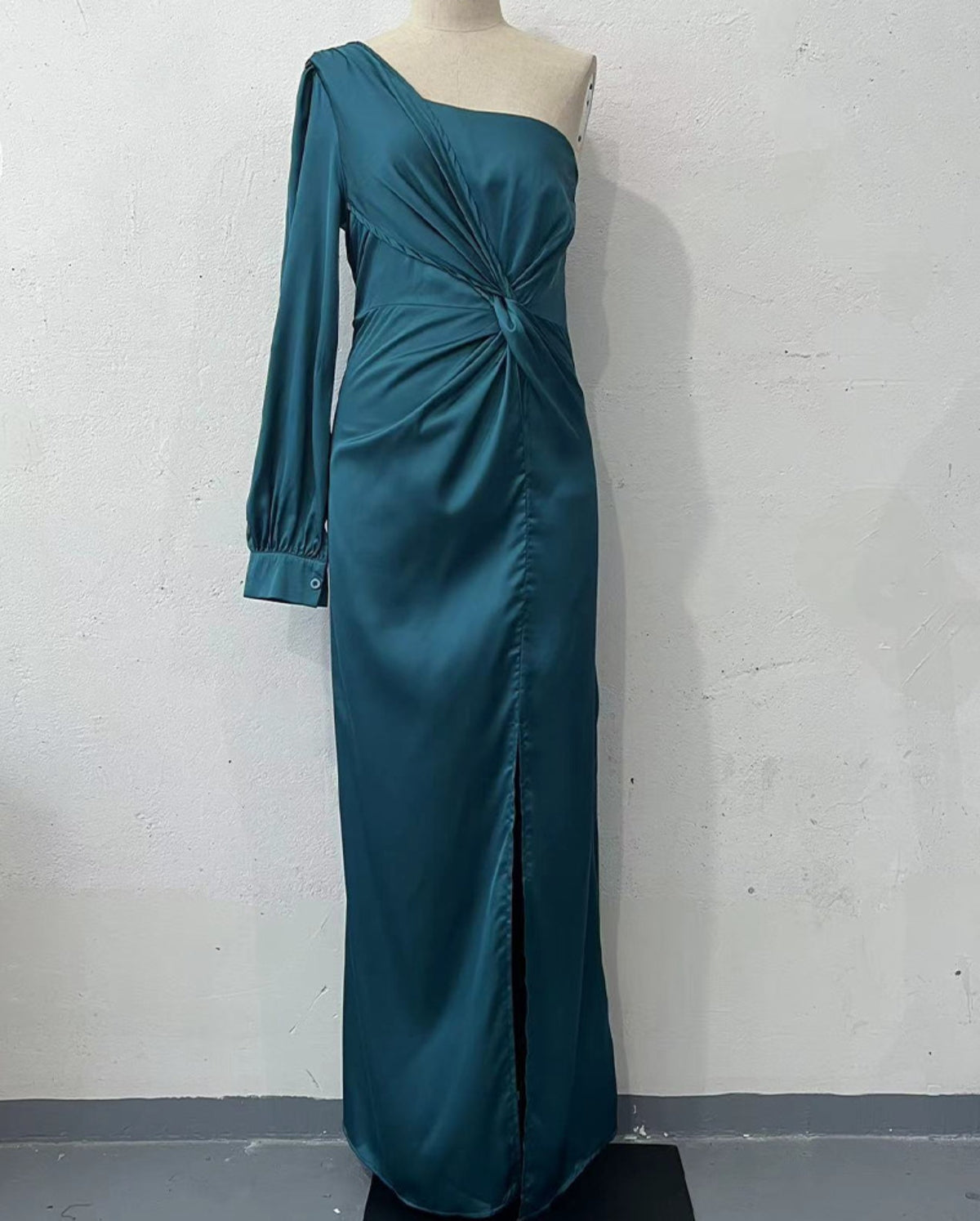 Sofia - Chic One-Shoulder-Klänning med Slits