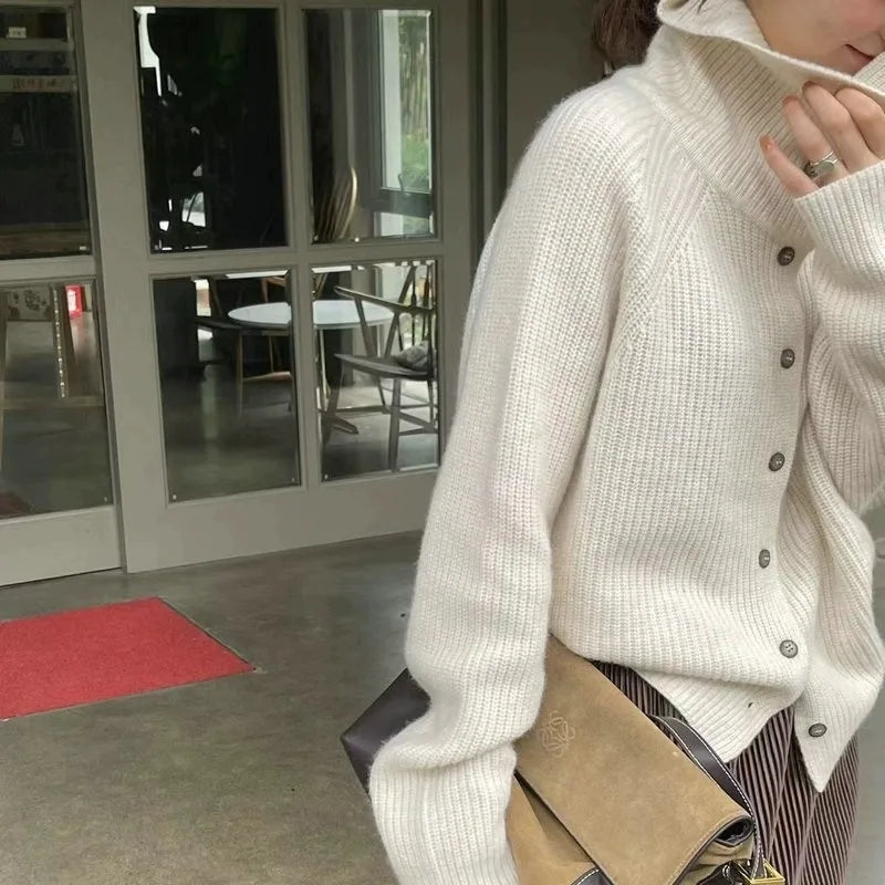 Elegant Strikpullover med Rullekrave og Knapdetaljer