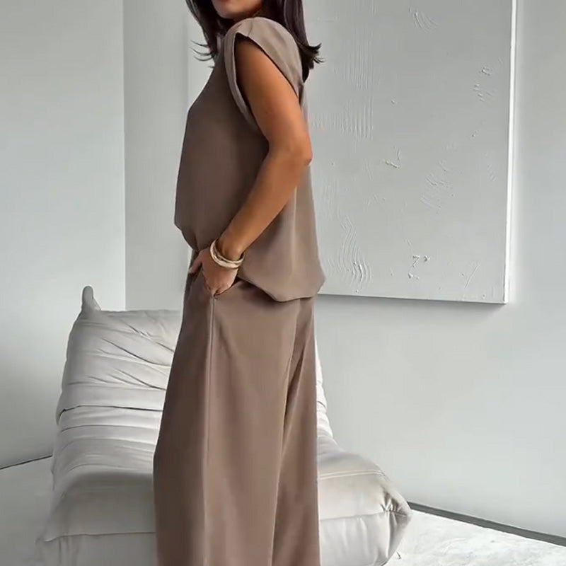 Elegant tvådelat set med t-shirt och vida byxor