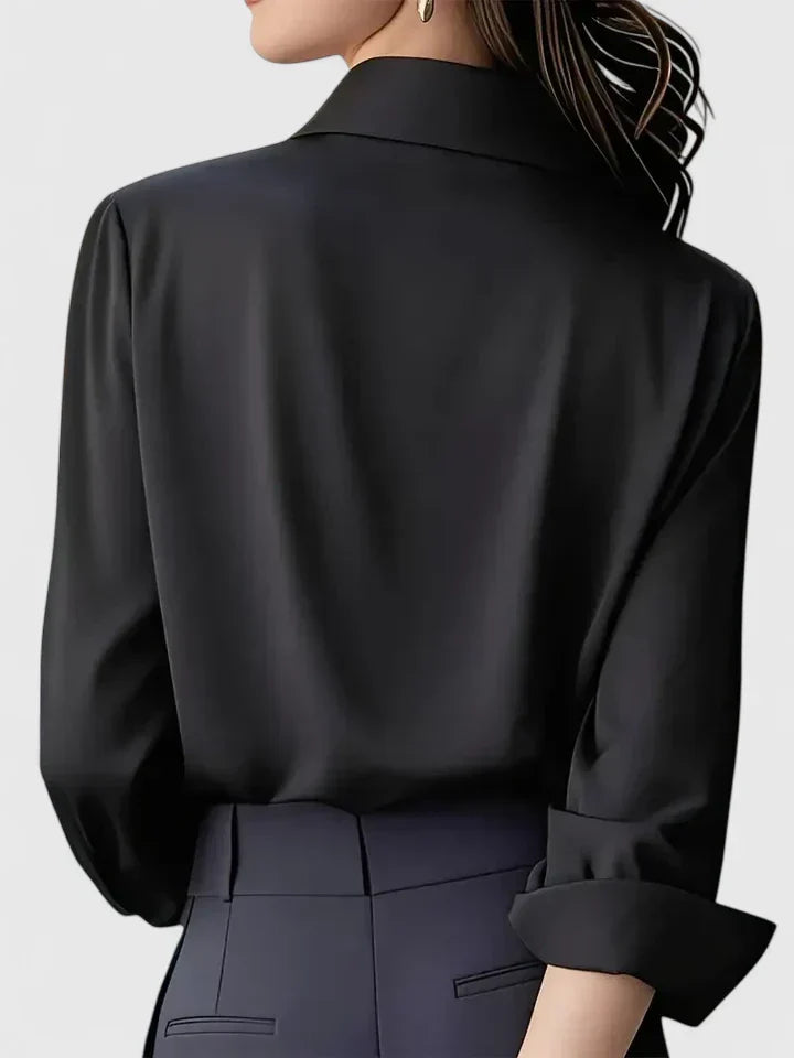Mira | Elegant satinblus med knappslå för damer