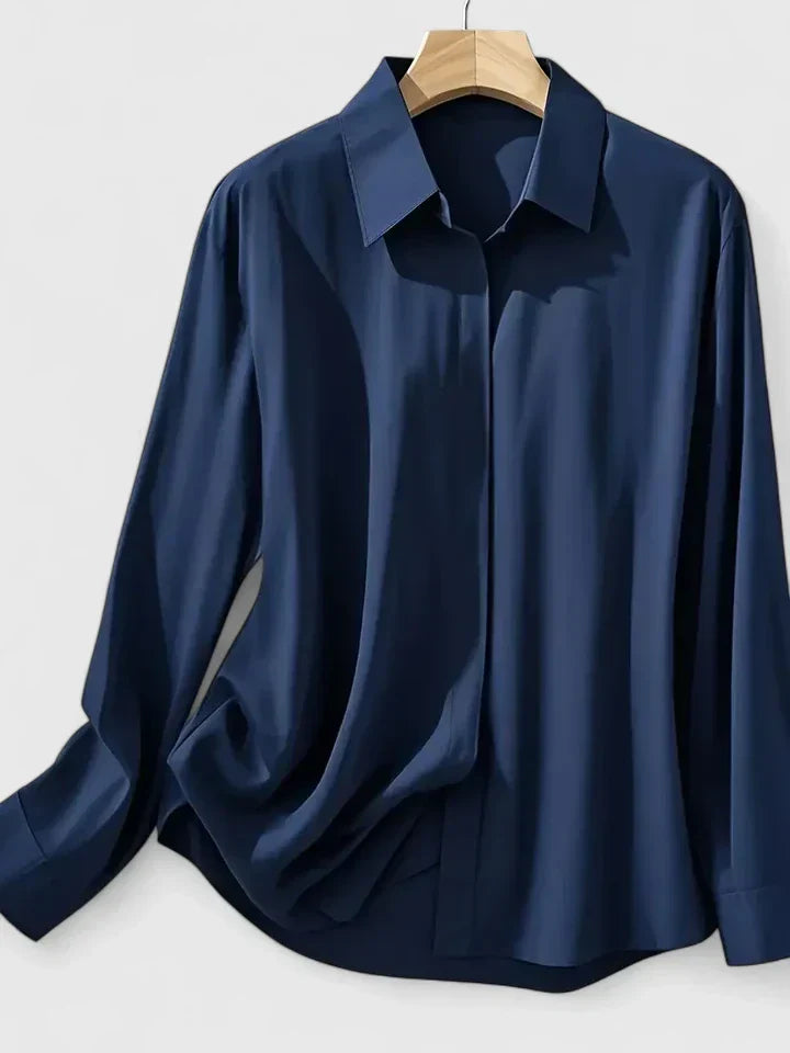 Mira | Elegant satinblus med knappslå för damer
