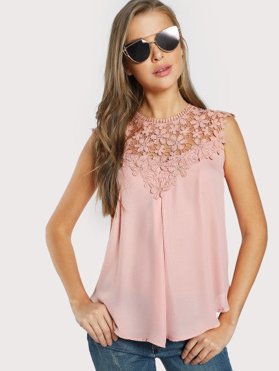 Feminine Bluse med Blomsterbroderi og Let Silhuet