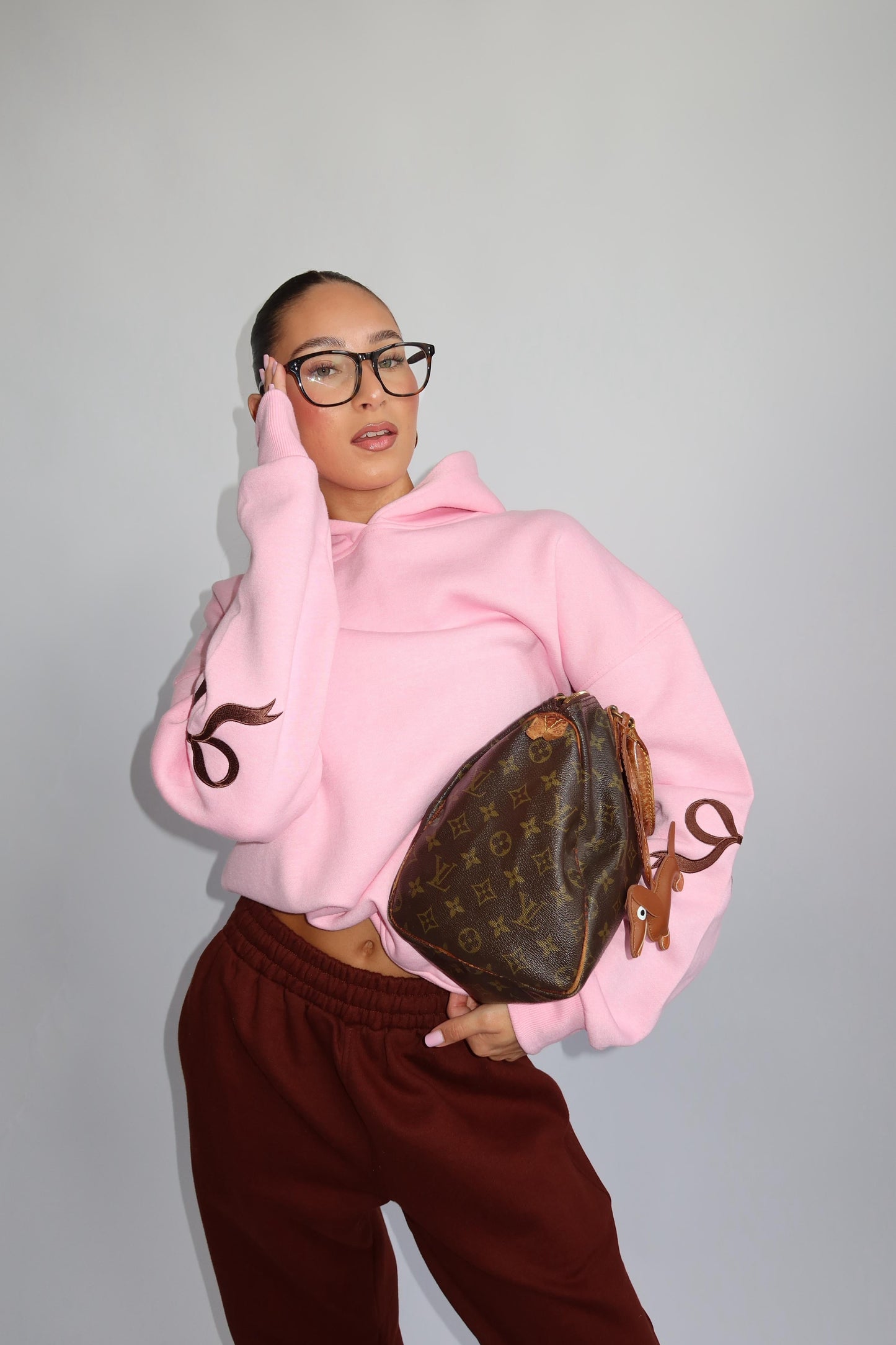 Trendy cropped hoodie med unikke broderinger