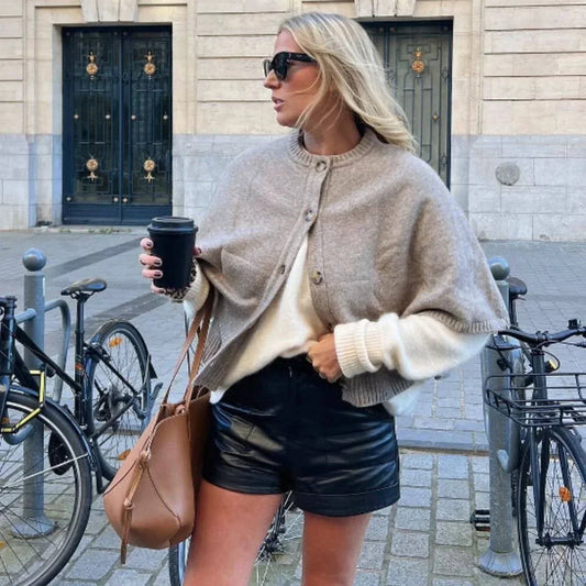 Chloe cardigan med knapper og lagdelte nederdel – et stilfuldt beklædningsstykke til damer