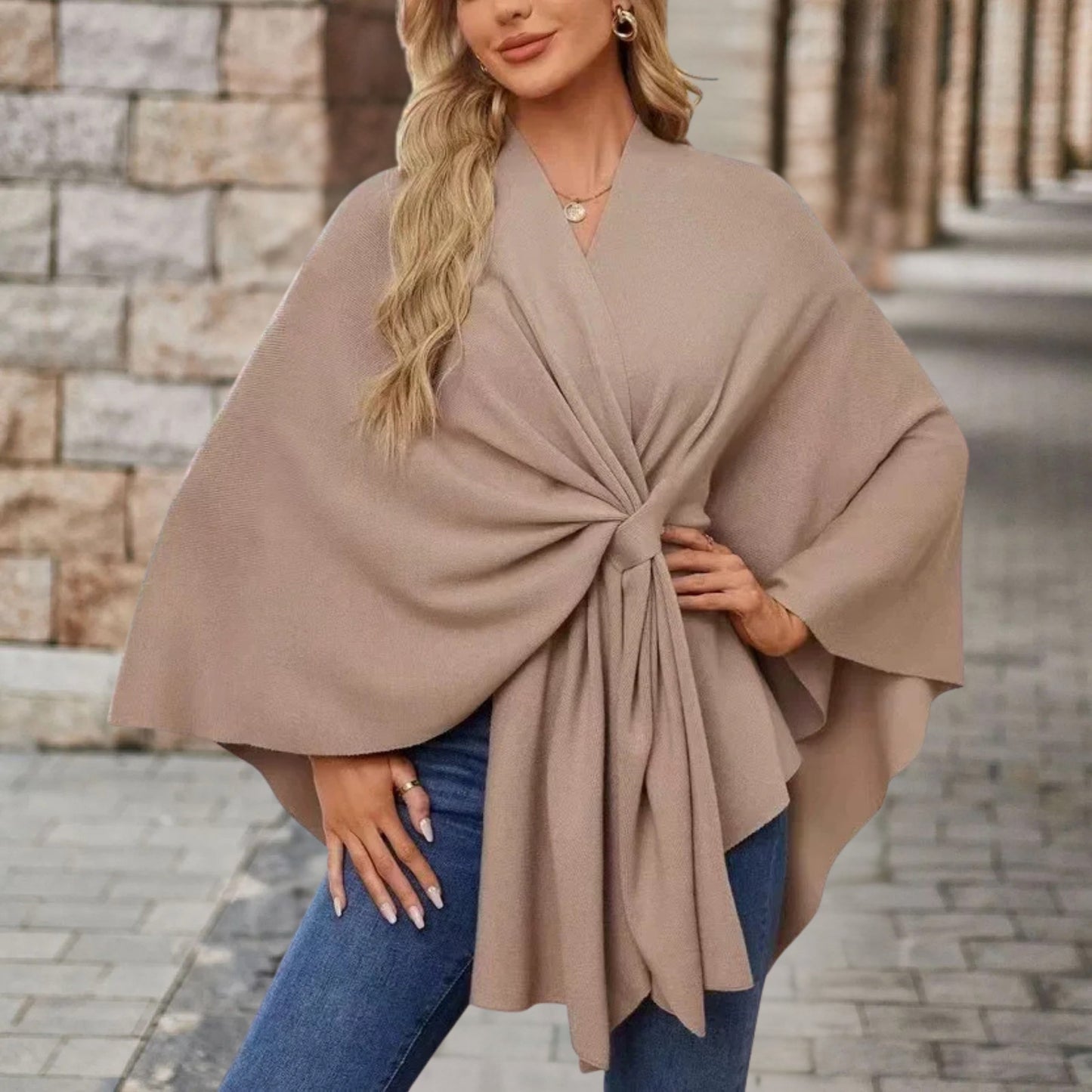 Elegant Damebluse med Cape-stil og Frontknytning