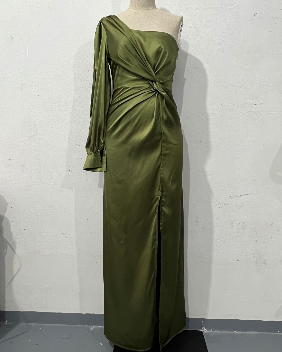 Sofia - Chic One-Shoulder-Klänning med Slits