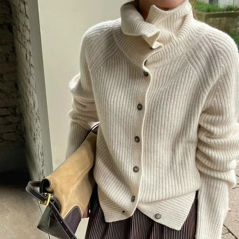 Elegant Strikpullover med Rullekrave og Knapdetaljer
