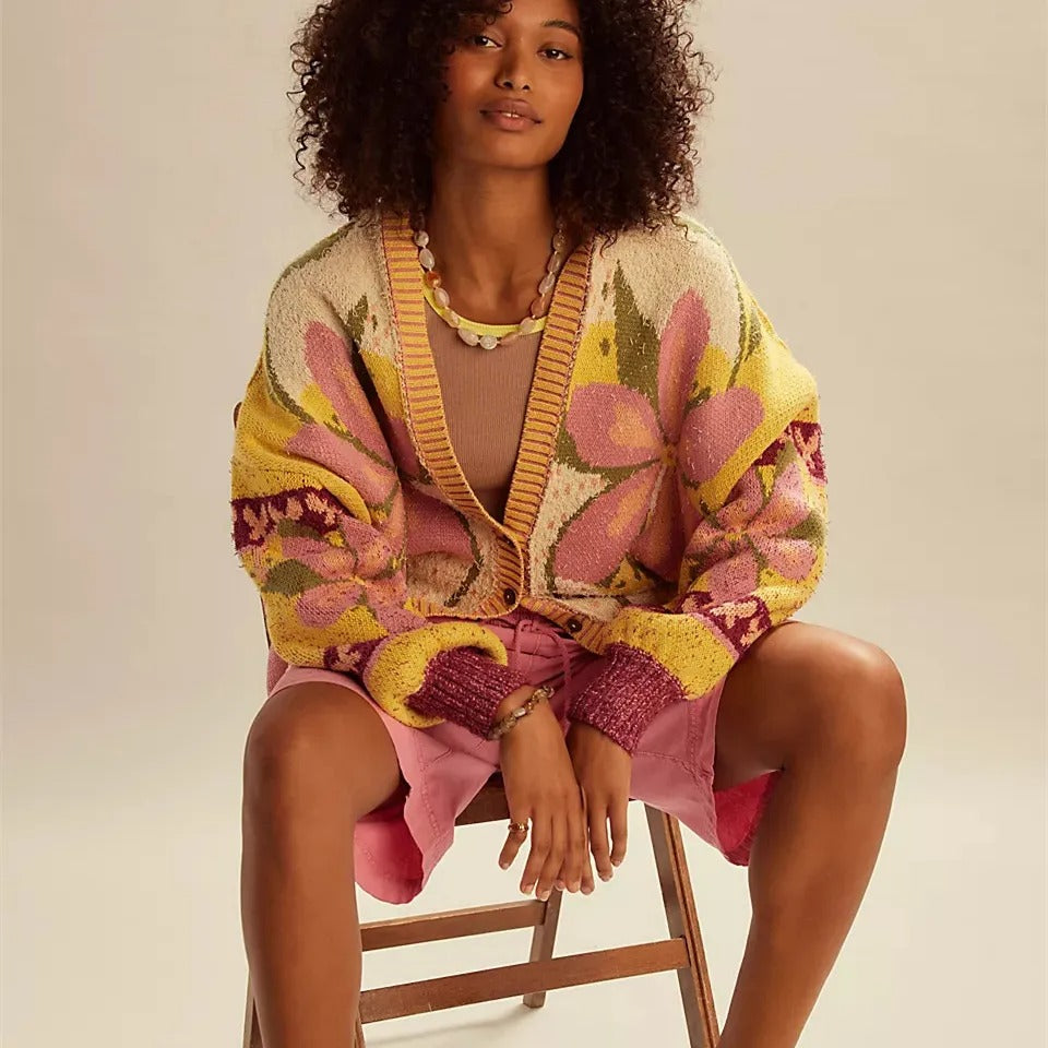 Elegant og blød cardigan med blomsterdesign og rummelig pasform