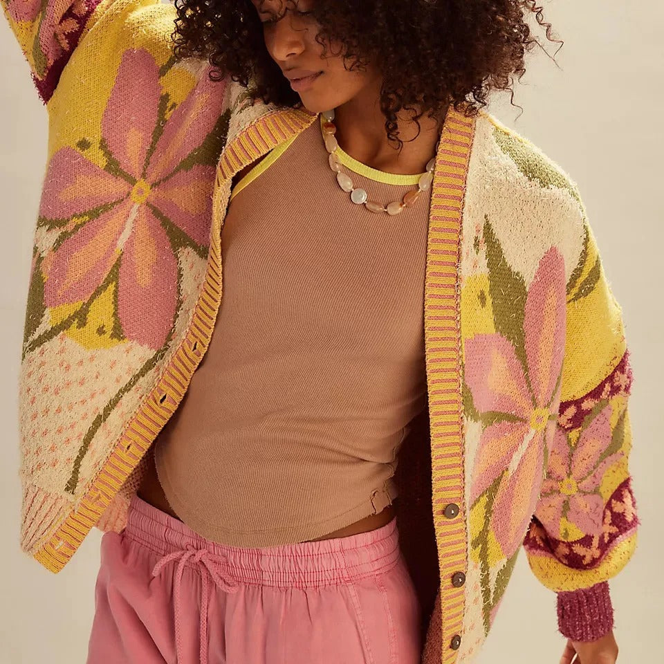 Elegant og blød cardigan med blomsterdesign og rummelig pasform