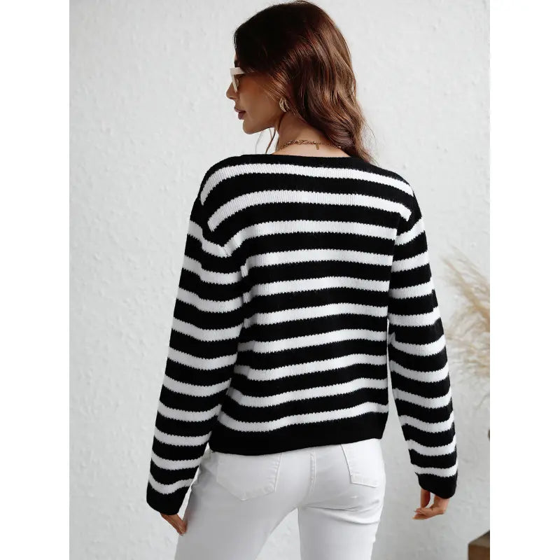 Elegant strikket sweater med knapper og sidelommer