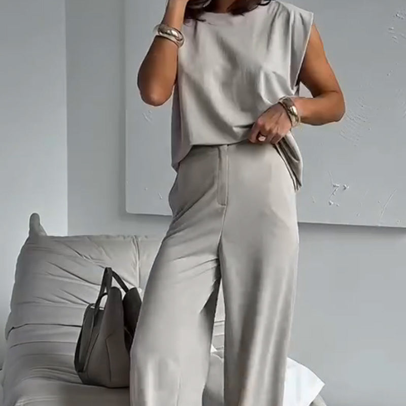 Elegant tvådelat set med t-shirt och vida byxor