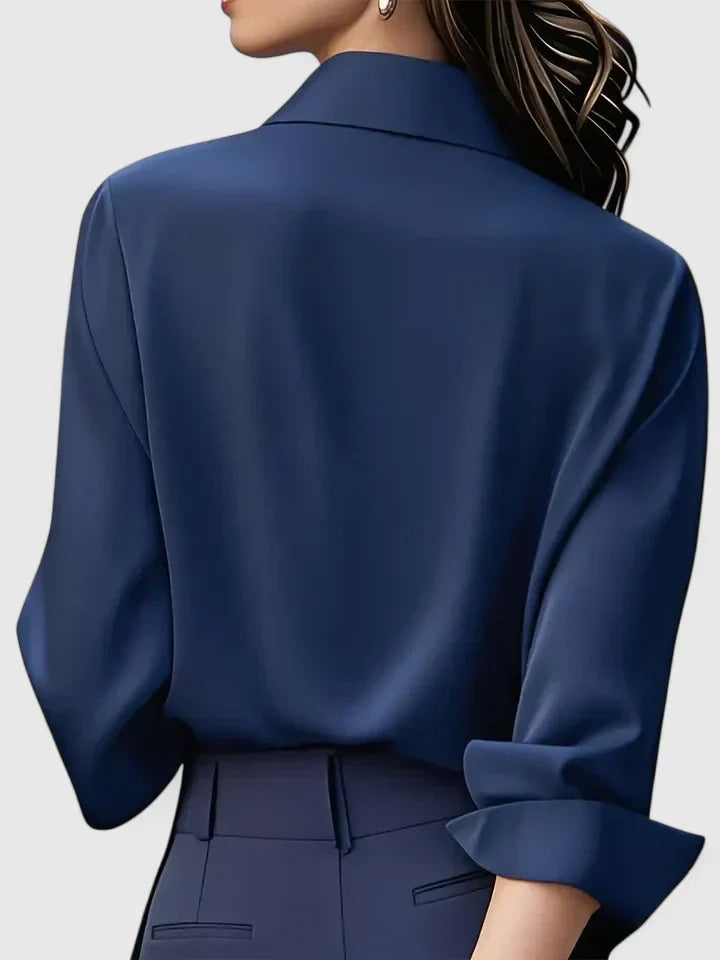 Mira | Elegant satinblus med knappslå för damer