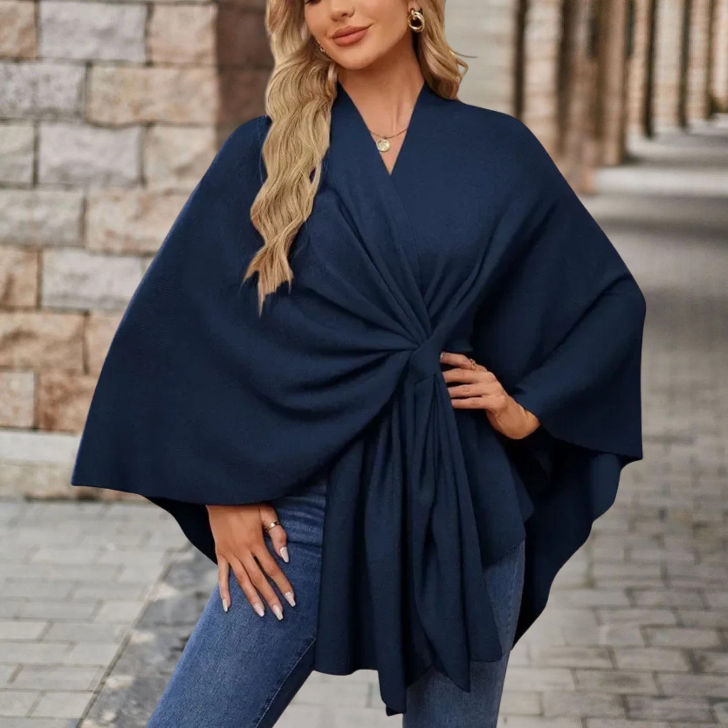 Elegant Damebluse med Cape-stil og Frontknytning