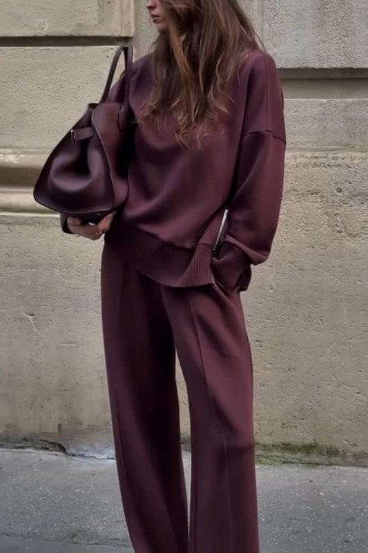 Elegant set med höghalsad sweatshirt och lätta byxor
