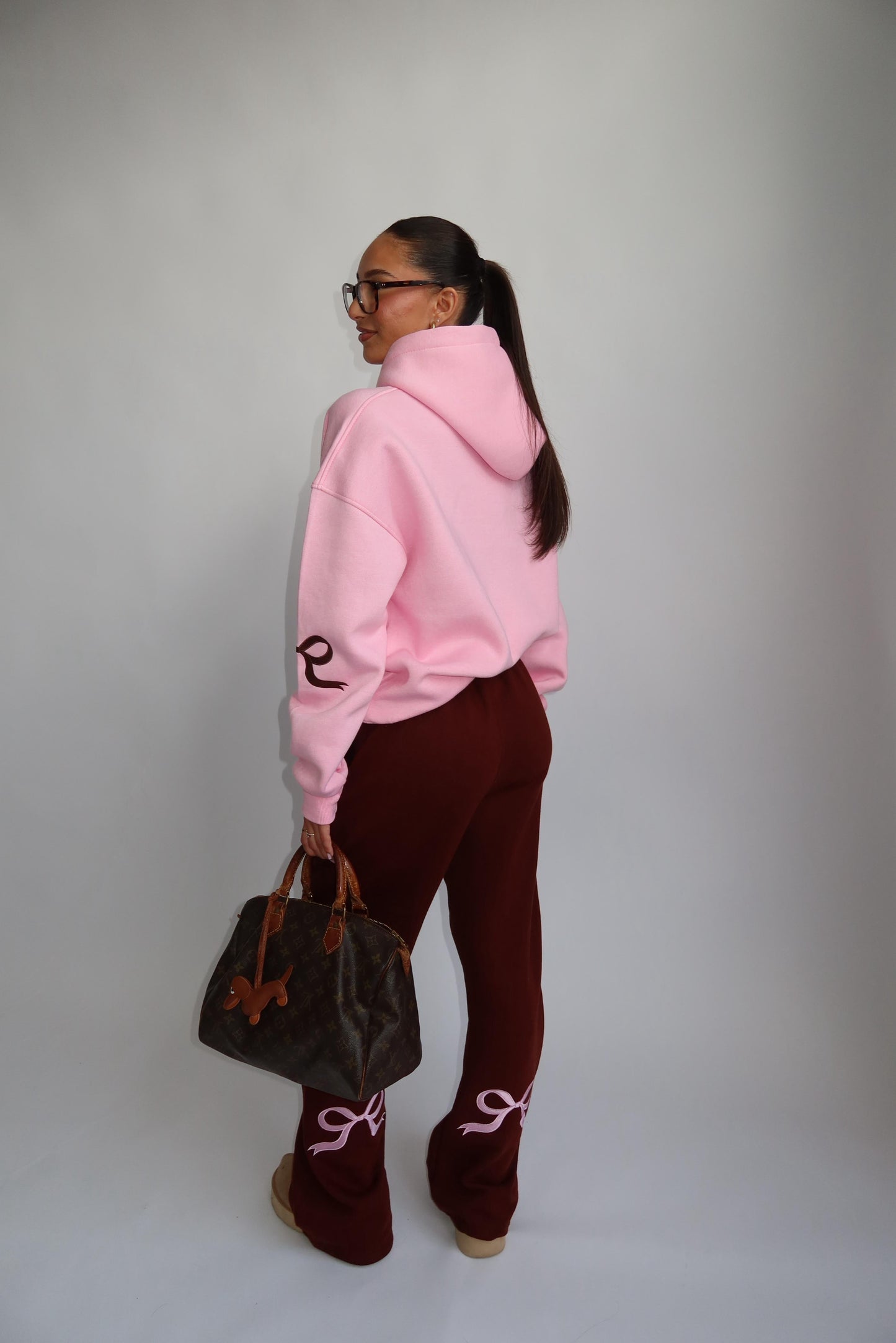 Trendy cropped hoodie med unikke broderinger