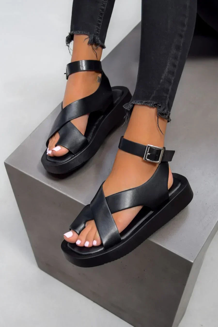 Sofistikerade gladiator-sandaler för sommarens äventyr