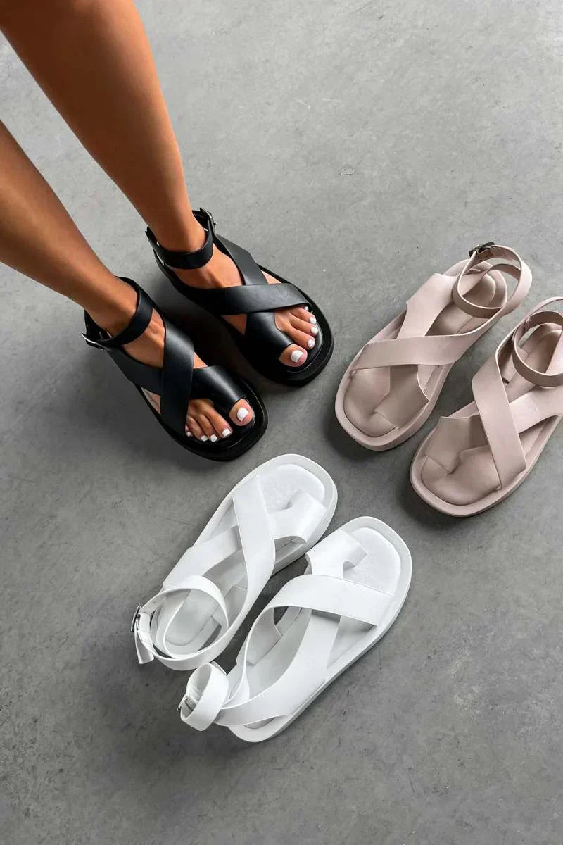 Sofistikerade gladiator-sandaler för sommarens äventyr