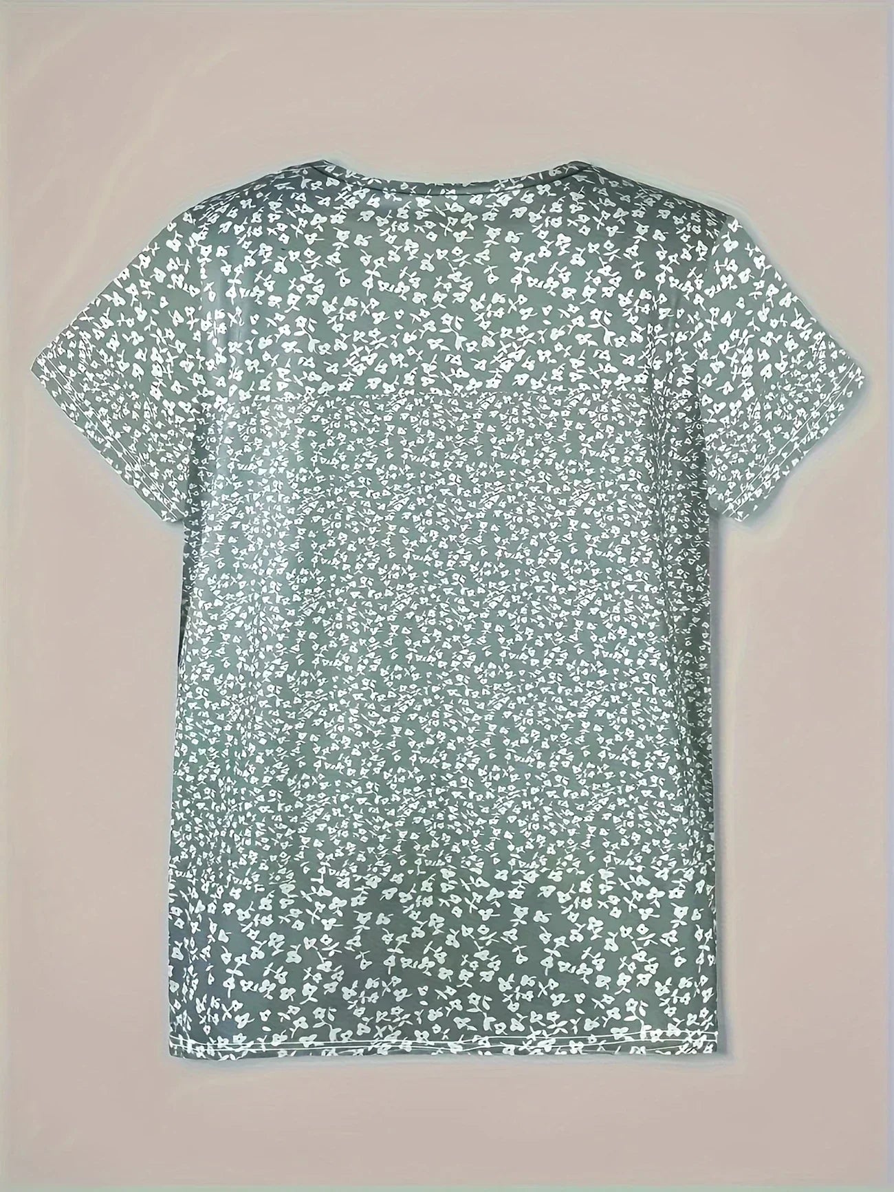 Mira – Chic sommarblus med V-ringning och knappar
