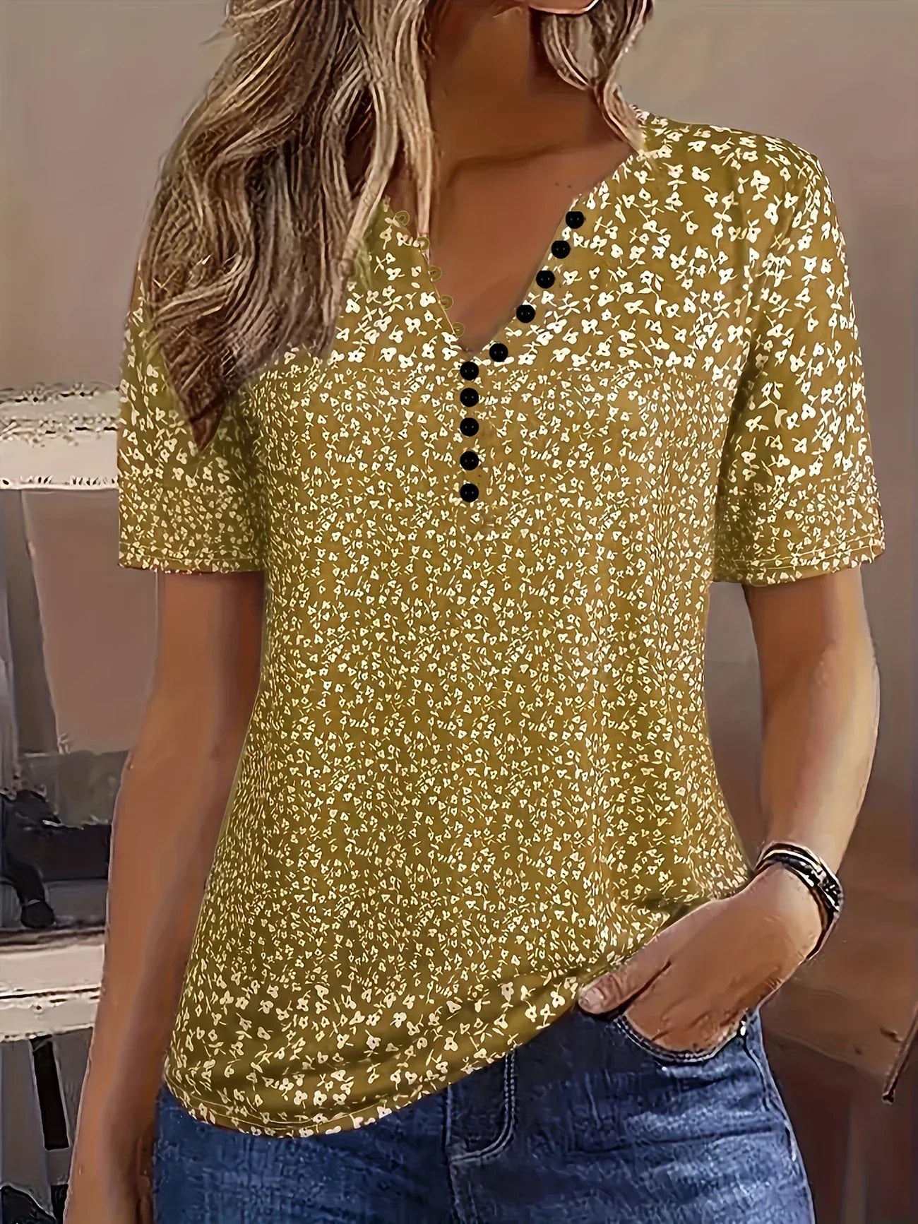 Mira – Chic sommarblus med V-ringning och knappar