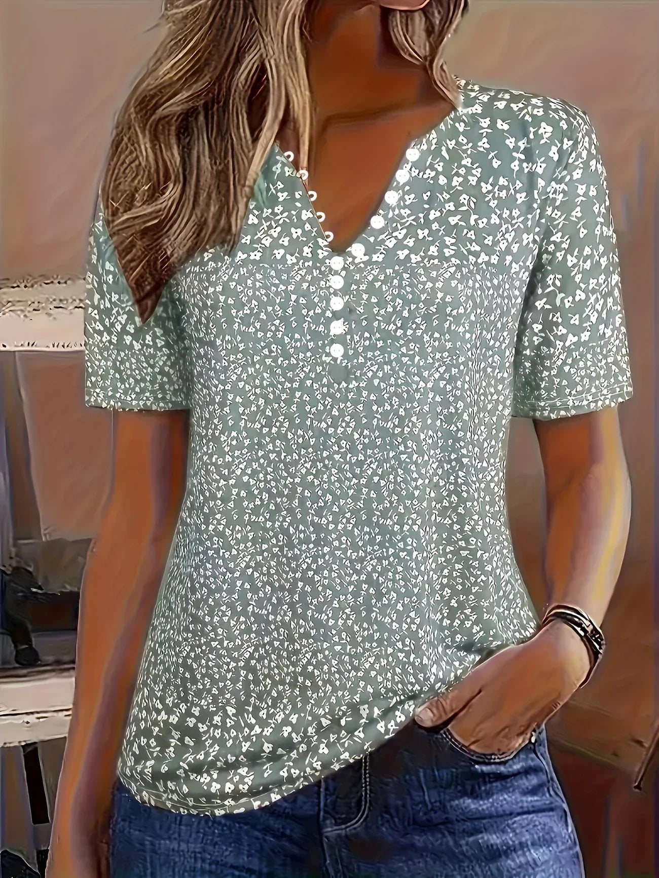 Mira – Chic sommarblus med V-ringning och knappar