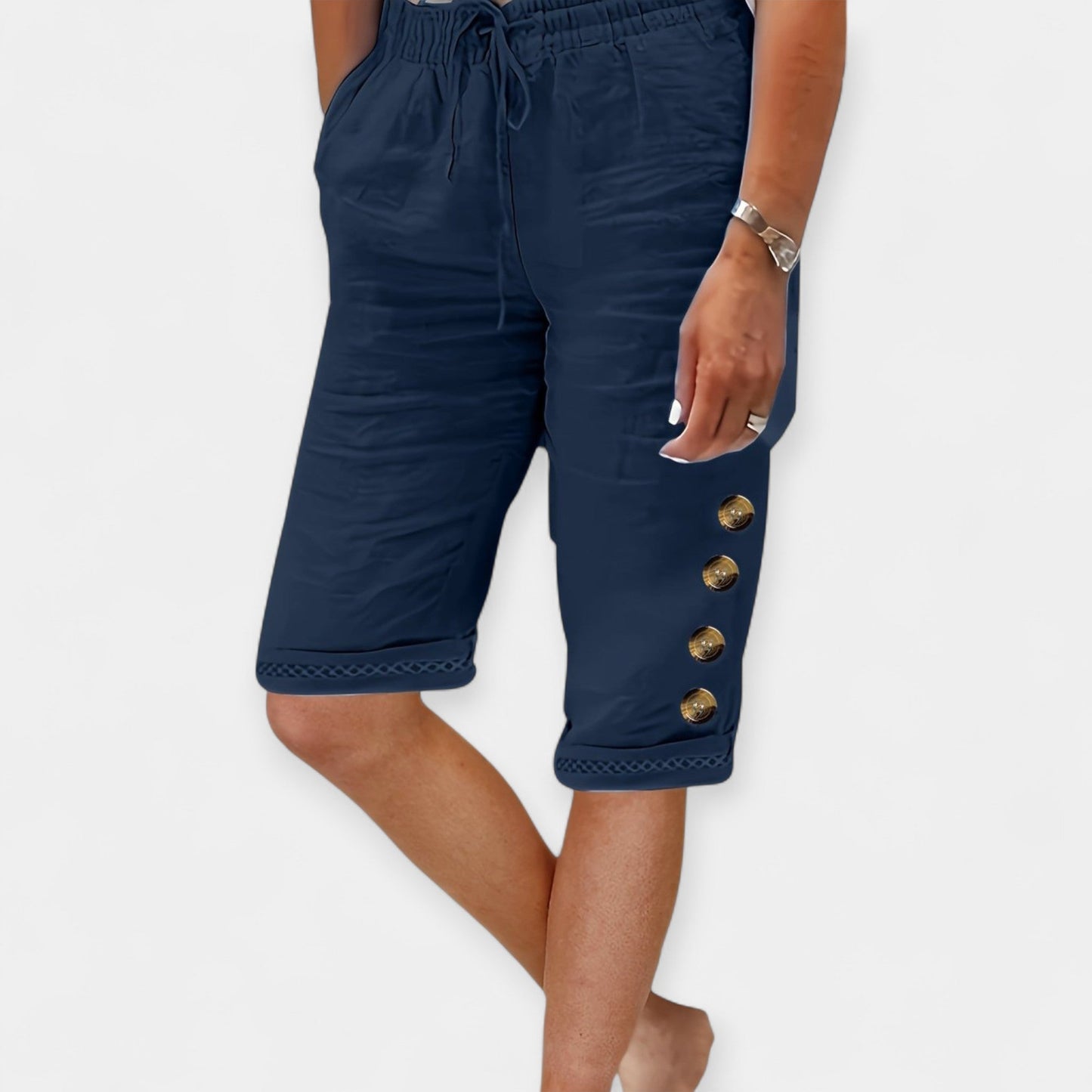Stilfulde Knælange Shorts med Unikke Knapdetaljer